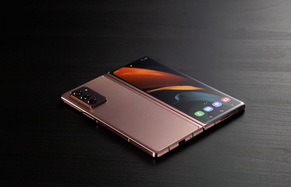 Máy sở hữu màn hình ngoài Super AMOLED Infinity-O kích thước 6.2 inch, hỗ trợ độ phân giải Full HD+. Màn hình trong được nâng cấp lên 7.6 inch, sử dụng thiết kế Infinity-O, tấm nền Dynamic AMOLED 2 X hỗ trợ HDR10+ và tấn số quét 120 Hz siêu mượt, được bảo vệ bởi lớp kính Ultra Thin Glass linh hoạt.