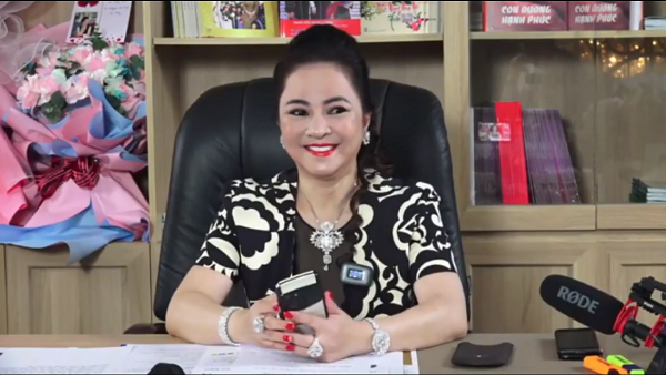 Chiếc điện thoại thứ 2 xuất hiện trong livestream của bà Phương Hằng là Vertu Aster P, thuộc dòng điện thoại xa xỉ, có giá từ 120 triệu đồng.