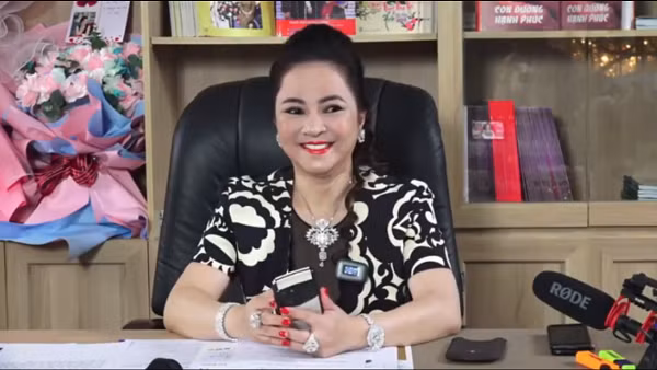 Chiếc điện thoại thứ 2 xuất hiện trong livestream của bà Phương Hằng là Vertu Aster P, thuộc dòng điện thoại xa xỉ, có giá từ 120 triệu đồng.