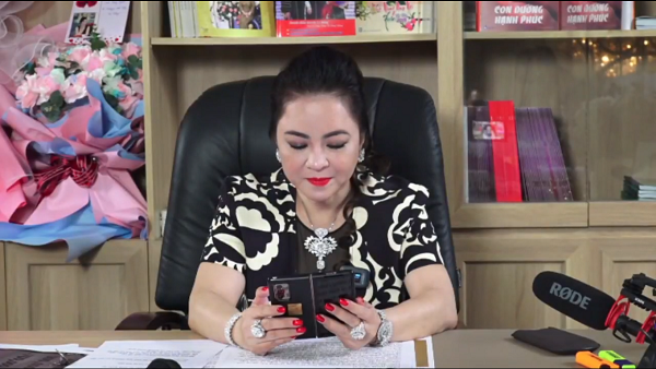 Cư dân mạng vừa soi hai chiếc smartphone xuất hiện trong livestream của bà Phương Hằng, thuộc phân khúc cực kỳ cao cấp có giá đắt đỏ nhất trên thị trường hiện nay.