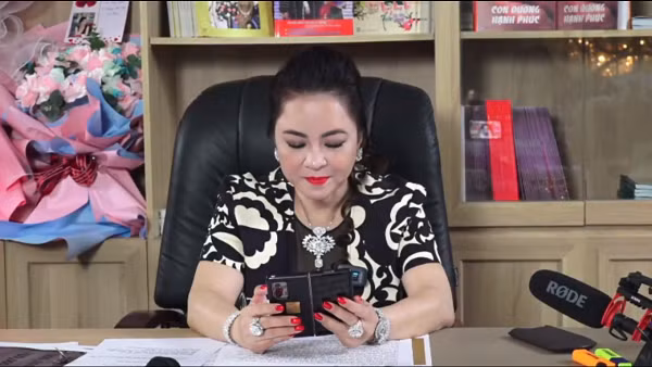 Cư dân mạng vừa soi hai chiếc smartphone xuất hiện trong livestream của bà Phương Hằng, thuộc phân khúc cực kỳ cao cấp có giá đắt đỏ nhất trên thị trường hiện nay.