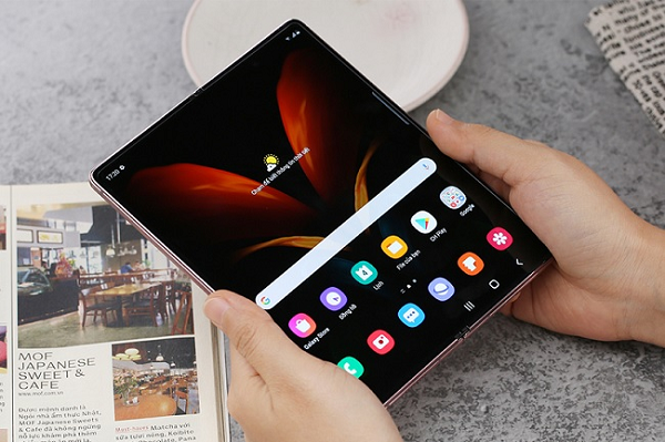 Galaxy Z Fold2 sở hữu tổng cộng 5 cảm biến máy ảnh, bao gồm 2 camera selfie được bố trí ở trong nốt ruồi phía trên hai màn hình, đều có độ phân giải 10 MP. Bộ 3 camera còn lại nằm trong một cụm hình chữ nhật vị trí phía mặt lưng, cấu hình gồm cảm biến chính 12 MP, ống kính góc siêu rộng 12 MP và ống kính tele 12 MP.
