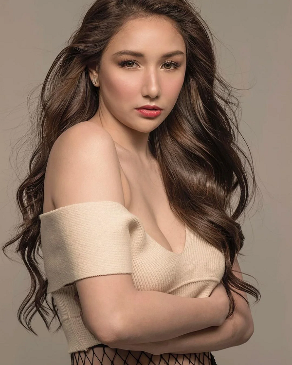 Faye Lorenzo cũng từng bị mang ra so sánh với "thánh nữ gợi cảm Philippines" - Kim Domingo - một cô gái lai Pháp và Philippines.