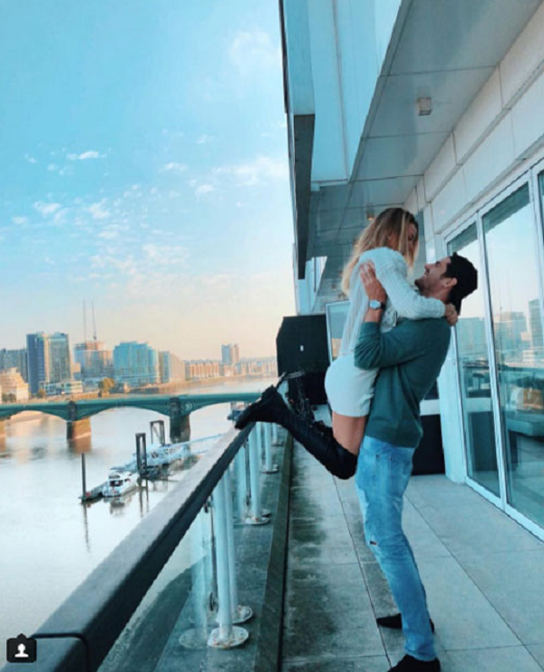 Một người đàn ông có thể nâng được 1 cô gái nặng 45kg, nhưng một tảng đá nặng như vậy thì không. Lý do là bởi cơ thể người có khả năng thích nghi với trọng lực và phân bổ sức nặng ra nhiều hướng. Còn trọng lực của đá sẽ luôn ở cùng vị trí, khiến bạn nâng lên khó hơn.