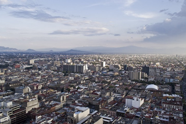 Mexico hiện đang là một siêu đô thị với xấp xỉ 22 triệu dân. Giống như nhiều siêu đô thị trên khắp thế giới, Mexico City chịu sự mất cân bằng khi có quá nhiều người và không đủ tài nguyên (hoặc sự phân chia hợp lý và công bằng giữa các tài nguyên đó giữa người giàu và người nghèo).