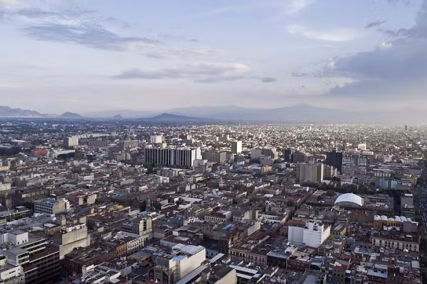Mexico hiện đang là một siêu đô thị với xấp xỉ 22 triệu dân. Giống như nhiều siêu đô thị trên khắp thế giới, Mexico City chịu sự mất cân bằng khi có quá nhiều người và không đủ tài nguyên (hoặc sự phân chia hợp lý và công bằng giữa các tài nguyên đó giữa người giàu và người nghèo).