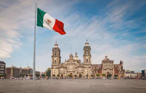 Trước đây, thủ đô của Mexico được xây dựng trên khu vực từng là hồ Texcoco. Đến thời hiện đại, lòng hồ đã trở nên khô đến mức các tấm đất sét bị nứt và nén lại, khiến cả thành phố sụt xuống hàng năm.