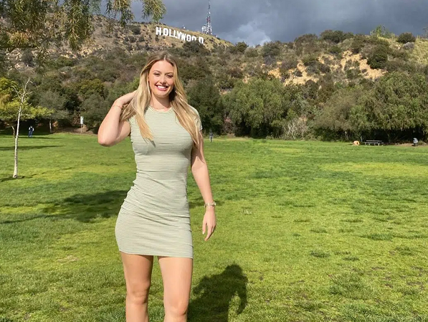 Sở hữu gương mặt xinh, cá tính cùng thân hình cao và thon gọn chẳng kém các siêu mẫu nên chỉ trong một thời gian ngắn, Bella Angel đã thu hút được gần 230.000 người theo dõi trên Instagram.