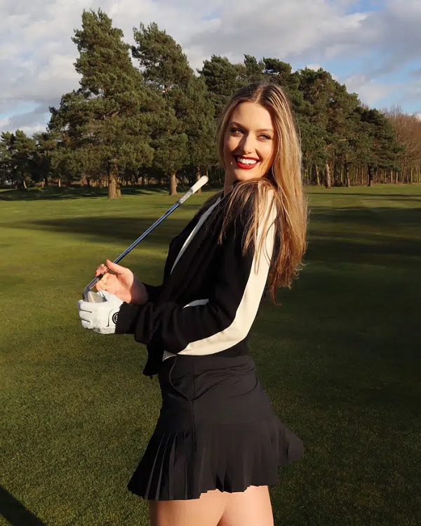 Nữ golf thủ luôn gây chú ý trong những chiếc áo bó sát và kiệm vải khi xuất hiện trên sân. Dù không sở hữu những thành tích đáng nể, nhưng Bella Anger luôn biết gây chú ý khi chụp ảnh chung với những huyền thoại sân golf như Lee Westwood, Miguel Angel Jimenez và Brooks Koepka.