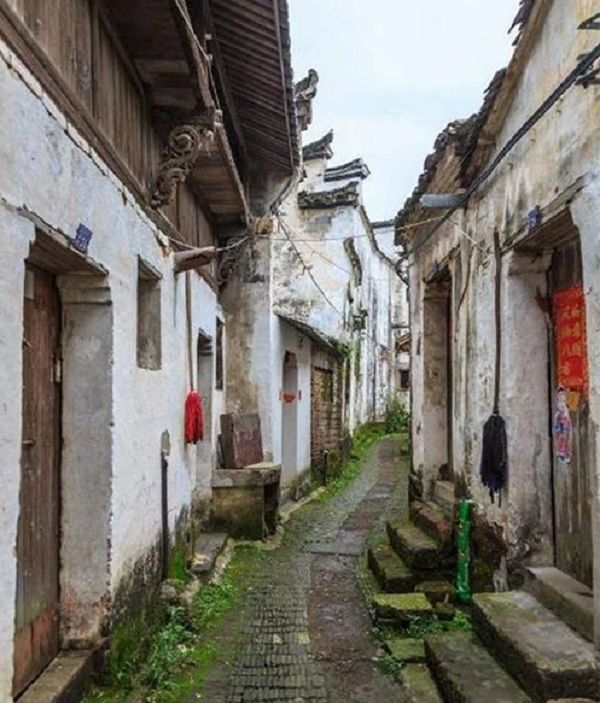 Địa hình của làng Gia Cát được bố trí ở giữa thấp và bằng phẳng, xung quanh cao dần lên. Nước chảy từ trên cao và tụ lại ở khu vực trung tâm, tạo thành một cái ao.