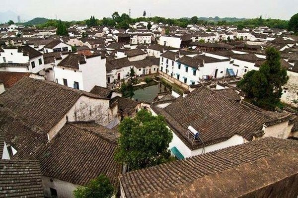 Nhiều đời qua đi, ngôi làng vẫn giữ nguyên vẹn, được bảo tồn tốt với hơn 200 căn nhà từ triều đại nhà Minh và Thanh. Ngôi làng được thiết kế và xây dựng dựa trên các nguyên tắc bát quái trong phong thuỷ từ phân bố nhà cửa, đến các ngõ ngách.