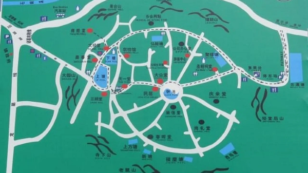 Hầu hết mọi người dân trong làng đều mang họ Gia Cát hoặc là kết hôn với người nhà Gia Cát. Có rất ít người không phải thành viên dòng họ Gia Cát.