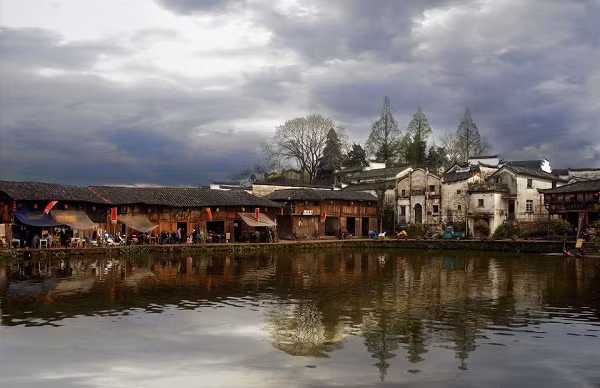 Lấy cái ao làm trung tâm, có tám con hẻm được mở rộng về mọi phía, dẫn thẳng đến tám gò đất cao bên ngoài ngôi làng. Các con hẻm gần ao trung tâm lúc đầu tương đối thẳng, sau đó dần gấp khúc và mở rộng ra bên ngoài.