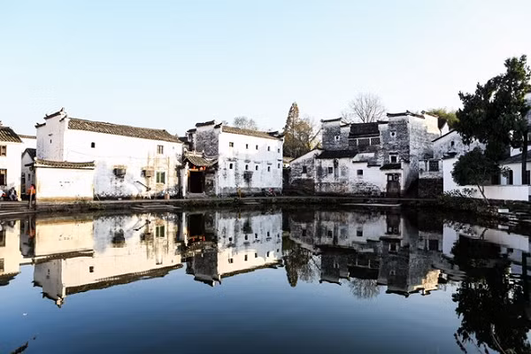 Điều thú vị là con cháu Gia Cát sống hàng trăm năm ở đây cũng không nhận ra điều kỳ diệu về cách bài trí này. Mãi cho đến khi những ghi chép liên quan được tìm thấy trong một cuốn sách cổ, lúc này mọi người mới tỏ tường.