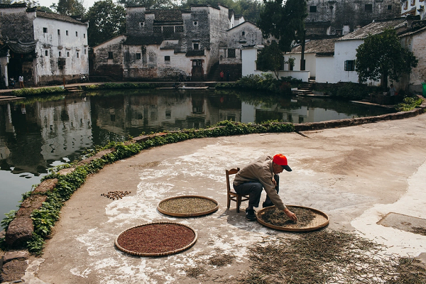 Điều bí ẩn hơn là ngôi làng Gia Cát được bao quanh bởi 8 ngọn núi nhỏ, gợi liên tưởng đến trận đồ bát quái của Gia Cát Lượng.
