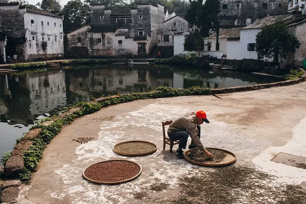 Điều bí ẩn hơn là ngôi làng Gia Cát được bao quanh bởi 8 ngọn núi nhỏ, gợi liên tưởng đến trận đồ bát quái của Gia Cát Lượng.