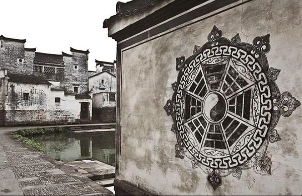 Ngôi làng này còn tồn tại một vài tập quán khá thú vị, chẳng hạn như bạn sẽ phát hiện ra cửa của các ngôi nhà ở đây đều là so le, không có cái nào đối diện nhau cả, người dân ở đây gọi vui là "môn không đăng, hộ không đối".