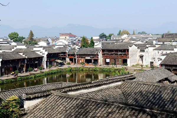 Người ngoài khi đi vào các con hẻm thường rất khó ra, thậm chí có thể bị lạc đường. Vì vậy, hàng trăm năm nay không ai dám bước chân vào ngôi làng Gia Cát.