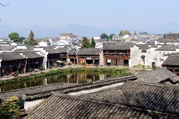 Người ngoài khi đi vào các con hẻm thường rất khó ra, thậm chí có thể bị lạc đường. Vì vậy, hàng trăm năm nay không ai dám bước chân vào ngôi làng Gia Cát.