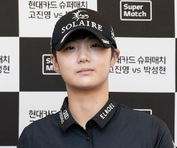 Mái tóc ngắn khiến Park Sung-hyun có vẻ ngoài giống hệt một mỹ nam điển trai hút hồn các fan nữ.