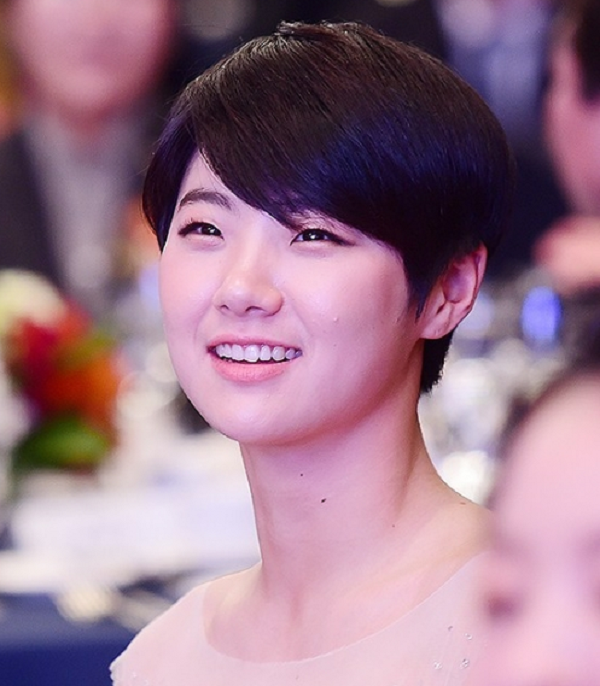 Cô ghi điểm trong mắt người hâm mộ bởi khuôn mặt mang nét dễ thương, nhưng phong cách thi đấu lạnh lùng. Golfer 24 tuổi có rất nhiều biệt danh, trong đó nổi tiếng là Dak Gong (im lặng và tấn công).