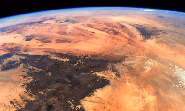 Phi hành gia Thomas Pesquet từ Cơ quan Vũ trụ châu Âu hiện đang làm việc trên Trạm Vũ trụ Quốc tế (ISS), đã chụp được khoảnh khắc Trái Đất trông giống hệt sao Hỏa khi nhìn từ trên cao.