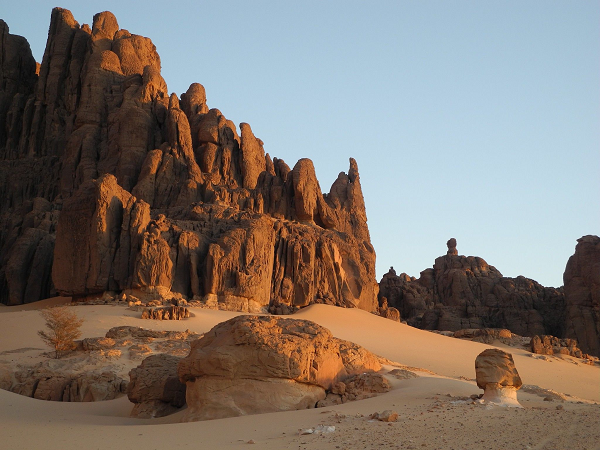 Tibesti là dãy núi này nằm ở Sahara - sa mạc chiếm tới 31% lục địa châu Phi và nổi tiếng với những vùng cát mênh mông có màu đỏ cam đặc trưng có phần giống sao Hỏa.