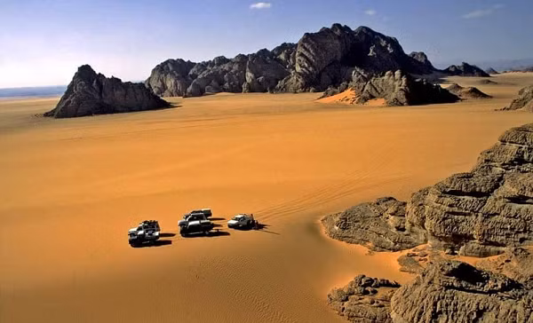 "Không có đám mây nào chắn tầm nhìn, màu đất đỏ thì trải dài đến chân trời. Tôi đã nhầm lẫn mình đang bay trên sao Hỏa khi thấy khung cảnh này", Pesquet chia sẻ.