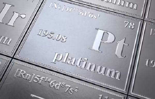 Đặc biệt, kim loại này không gây dị ứng, do đó người có làn da nhạy cảm sẽ hoàn toàn không bị ảnh hưởng khi sử dụng những món đồ bạch kim.