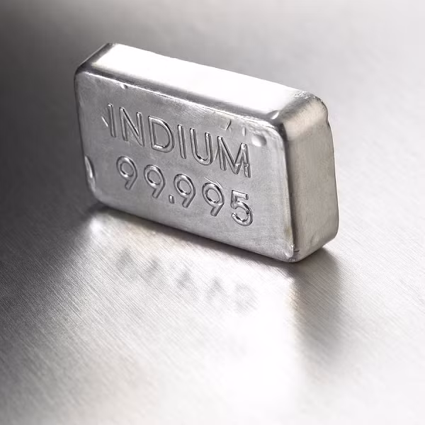 Indium là một kim loại khá hiếm, mềm, dễ uốn và dễ nóng chảy, ở dạng kim loại tinh khiết được cho là không độc hại. Ứng dụng chủ yếu của nó hiện nay là để tạo ra các điện cực trong suốt dùng trong các màn hình tinh thể lỏng (LCD). Nó cũng được sử dụng rộng rãi trong các màng mỏng để tạo ra các lớp bôi trơn. Mời các bạn xem video: Thợ hàn trở nên nổi tiếng vì những phát minh nhảm nhí. Nguồn: VTC
