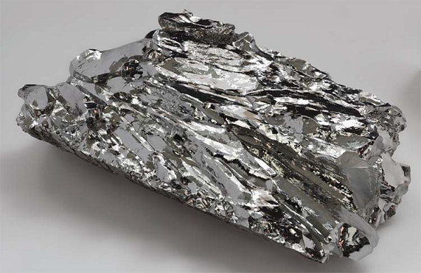 Rhodium được xem là kim loại quý giá và đắt tiền nhất thế giới. Nhờ tính chất hoá học đặc biệt, Rhodium không bị ăn mòn và oxy hóa, ít bị mờ và trầy xước. Chất duy nhất có thể ăn mòn Rhodium là axit sulfuric.