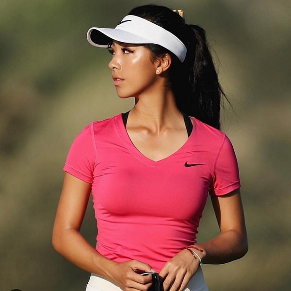 Ngoài tài năng trên sân golf, Lily còn được biết đến như một người mẫu chuyên nghiệp nhờ sở hữu thân hình thân hình đồng hồ cát, vóc dáng cân đối và săn chắc, nóng bỏng khiến vạn người mê.