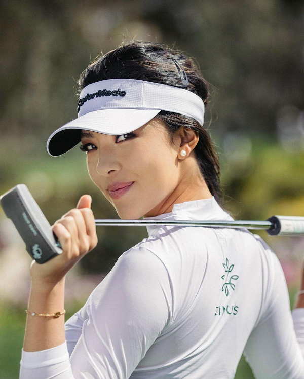 Sở hữu làn da rám nắng, thân hình săn chắc với đường cong đốt mắt, bí quyết của người đẹp gốc Hoa ngoài golf còn có những giờ phút miệt mài trong phòng gym. Cô nàng đặc biệt thích tập với máy đạp xe, chạy bộ hoặc chơi boxing.
