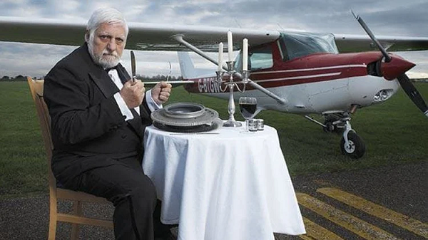 Michel Lotito may mắn sở hữu một "dạ dày thép" có thể tiêu hóa hết các vật liệu mình ăn. Theo các bác sĩ, ông có một lớp lót dày trong ruột giúp hấp thụ các kim loại sắc mà không vấn đề gì. Ông đã ăn khoảng 9 tấn kim loại trước khi qua đời năm 2007 ở tuổi 57.