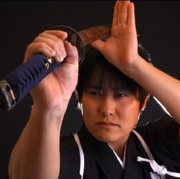 Isao Machii có khả năng dùng kiếm chém đồ vật cực nhanh và chuẩn xác. Thậm chí, anh từng nhiều lần cắt đôi viên đạn đang bay với tốc độ hơn 560km/h, nhanh đến mức phải dùng camera tốc độ cao quay chậm lại để chứng minh viên đạn bị kiếm chẻ đôi.