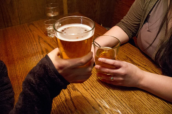 Những người mắc hội chứng "tự động ủ bia" có thể khiến nồng độ cồn trong người tăng cao dù chỉ ăn bánh mì hay uống nước ngọt. Nguyên nhân là phần ruột dưới chứa rất nhiều men bia dùng để chuyển hóa carbohydrate trong thức ăn thành ethanol. Người bệnh sẽ có tửu lượng cao, nhưng kèm theo đó là nhiều tác hại về sức khỏe.