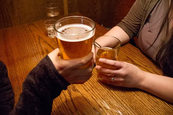 Những người mắc hội chứng "tự động ủ bia" có thể khiến nồng độ cồn trong người tăng cao dù chỉ ăn bánh mì hay uống nước ngọt. Nguyên nhân là phần ruột dưới chứa rất nhiều men bia dùng để chuyển hóa carbohydrate trong thức ăn thành ethanol. Người bệnh sẽ có tửu lượng cao, nhưng kèm theo đó là nhiều tác hại về sức khỏe.