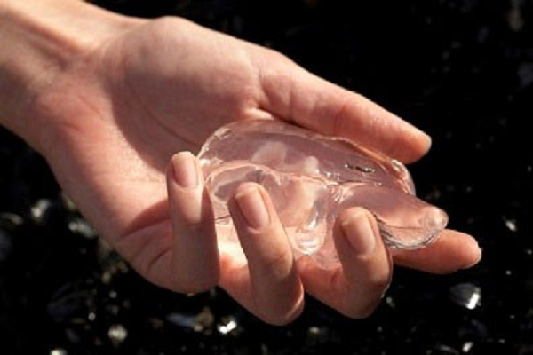 Một người phụ nữ không muốn tiết lộ danh tính đã có năng lực làm tan băng bằng tay trần sau khi bị điện giật. Đối với tất cả những người hoài nghi, cô thậm chí đã chứng minh bằng cách ngồi trên băng và làm cho nó tan chảy.