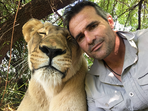 Kevin Richardson được mệnh danh là "Người trò chuyện cùng sư tử" khi anh có thể thoải mái bước vào giữa bầy sư tử và chơi đùa với chúng. Richardson hiểu rõ về sư tử và còn học được một số tiếng kêu của loài vật này.