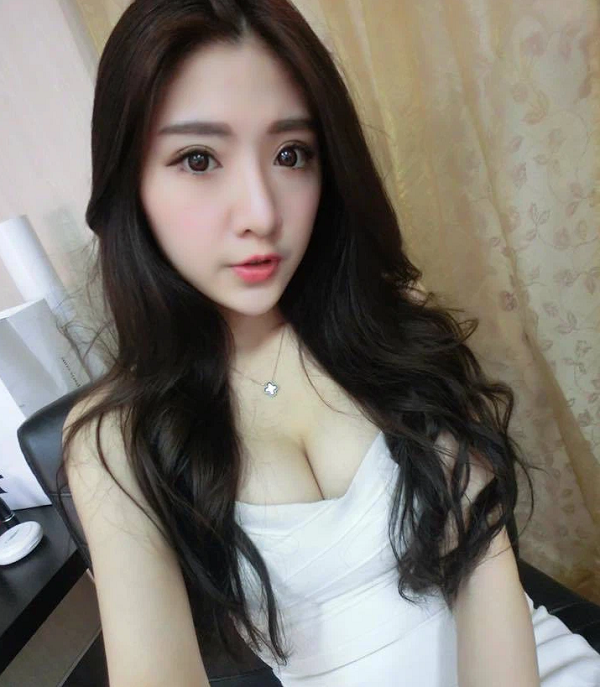 Cô từng lọt top 5 nữ game thủ tiêu biểu nhất châu Á của trò chơi trực tuyến ăn khách Liên minh huyền thoại.