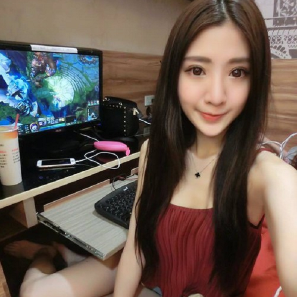 Các bậc phụ huynh thậm chí càng bức xúc hơn, khi cho rằng cô nàng nên tự biết xấu hổ và không nên phô bày một cách quá lố ở nơi công cộng có nhiều trẻ nhỏ như vậy.