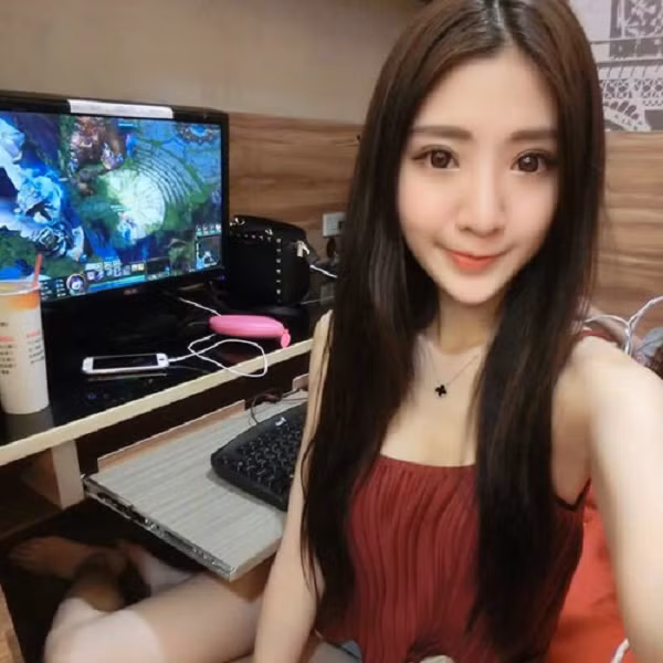 Các bậc phụ huynh thậm chí càng bức xúc hơn, khi cho rằng cô nàng nên tự biết xấu hổ và không nên phô bày một cách quá lố ở nơi công cộng có nhiều trẻ nhỏ như vậy.