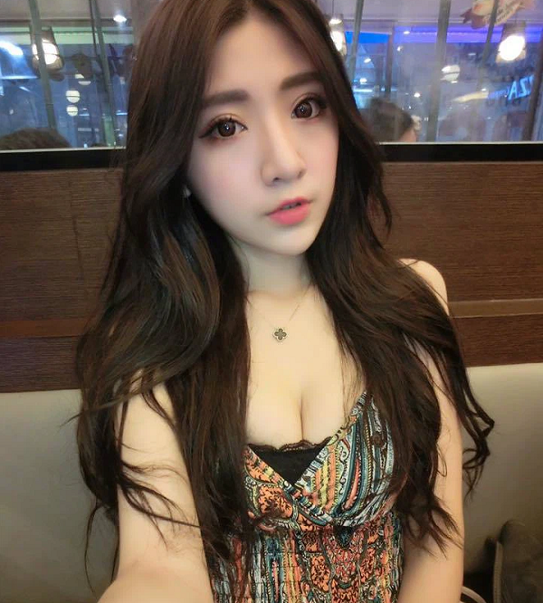 Hình ảnh ăn mặc có phần táo bạo trong nhà hàng của Hoàng Quán Khiết lại khiến cô nhận về nhiều gạch đá hơn là những lời khen ngợi.