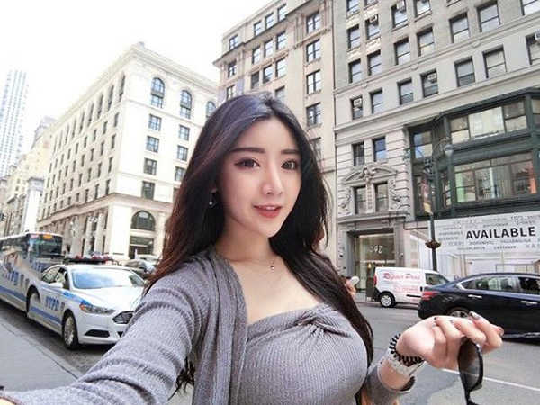 Hoàng Quán Khiết sở hữu khuôn mặt thanh tú, nước da trắng hồng và vóc dáng nóng bỏng chuẩn hotgirl.