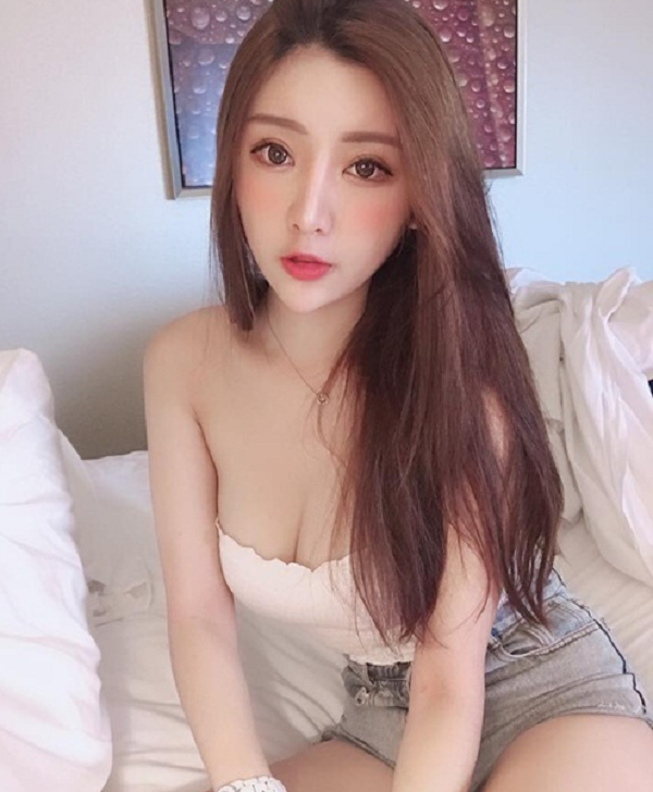 Bên cạnh đó, cô nàng cũng nổi tiếng là hot girl gợi cảm, có nhiều hoạt động thu hút sự chú ý của dư luận.