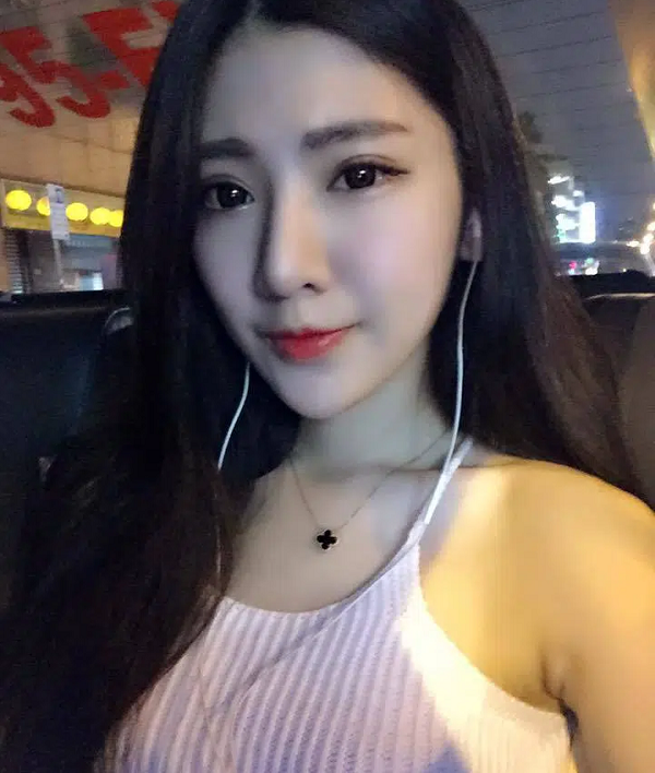 Hoàng Quán Khiết cũng thường livestream quá trình mình chơi game, thu hút rất nhiều người, đặc biệt là các fan nam vào xem, bình luận, tương tác và tặng quà.