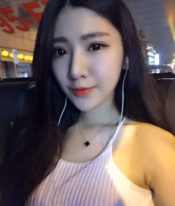 Hoàng Quán Khiết cũng thường livestream quá trình mình chơi game, thu hút rất nhiều người, đặc biệt là các fan nam vào xem, bình luận, tương tác và tặng quà.