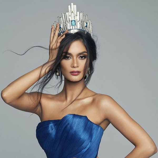 Trước đó, Pia Wurtzbach cũng từng là tâm điểm của cuộc thi sắc đẹp lớn nhất thế giới Hoa hậu Hoàn vũ 2015 khi xảy ra sự cố "trao nhầm" vương miện của MC Steve Harvey.