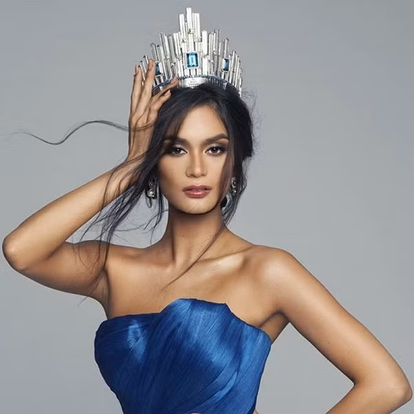 Trước đó, Pia Wurtzbach cũng từng là tâm điểm của cuộc thi sắc đẹp lớn nhất thế giới Hoa hậu Hoàn vũ 2015 khi xảy ra sự cố "trao nhầm" vương miện của MC Steve Harvey.