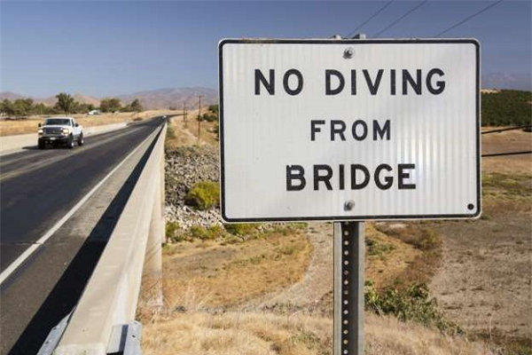 “Cấm nhảy từ trên cầu xuống nước”.